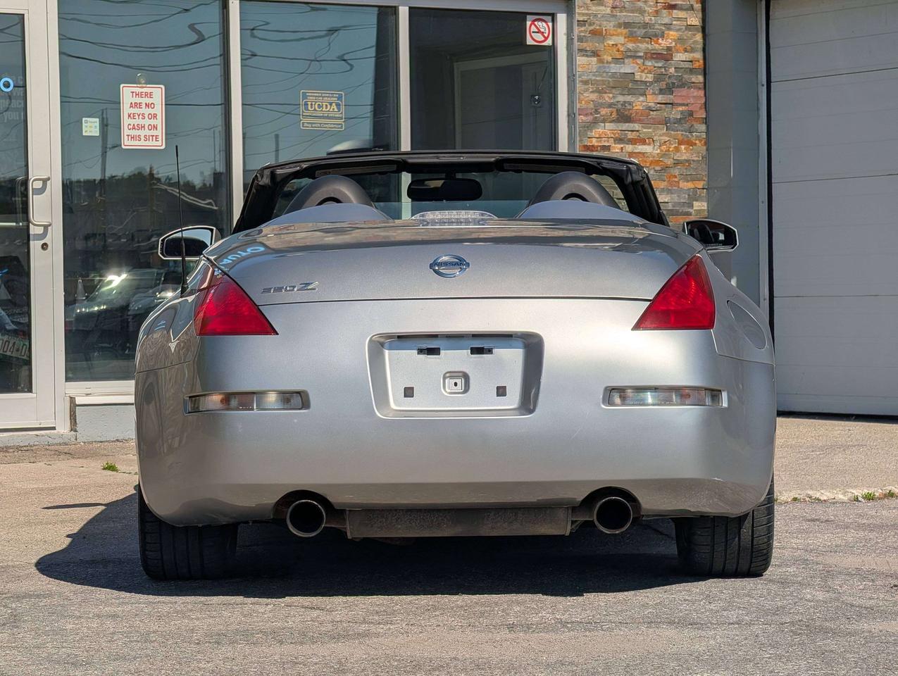2004 Nissan 350Z Clean CarFax   2 Keys   6-Speed Manual Photo