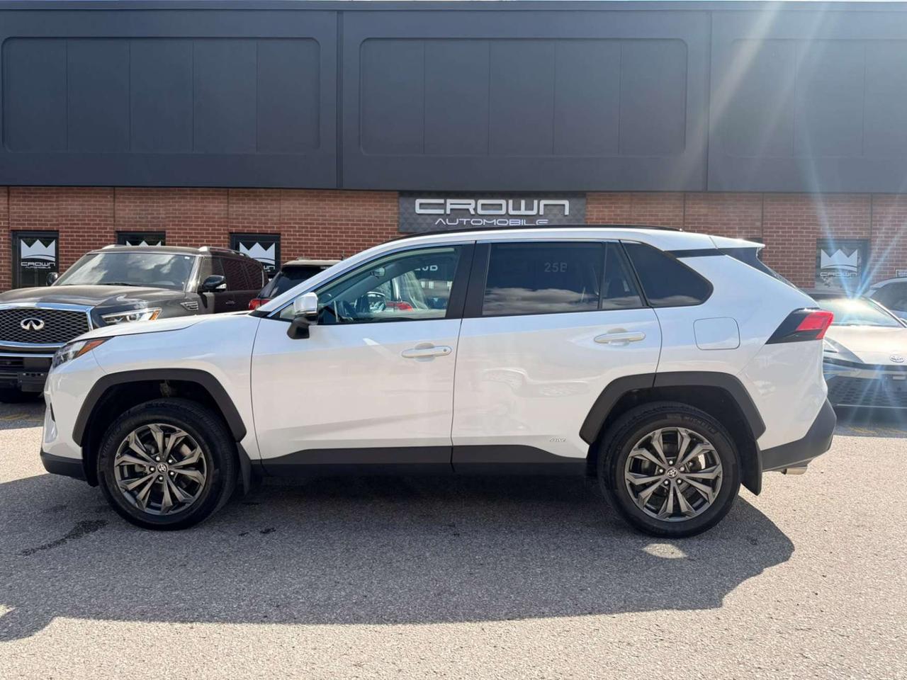 2025 Toyota RAV4 Hybrid XLE AWD PREMIUM, LEATHER, SUNROOF Photo3