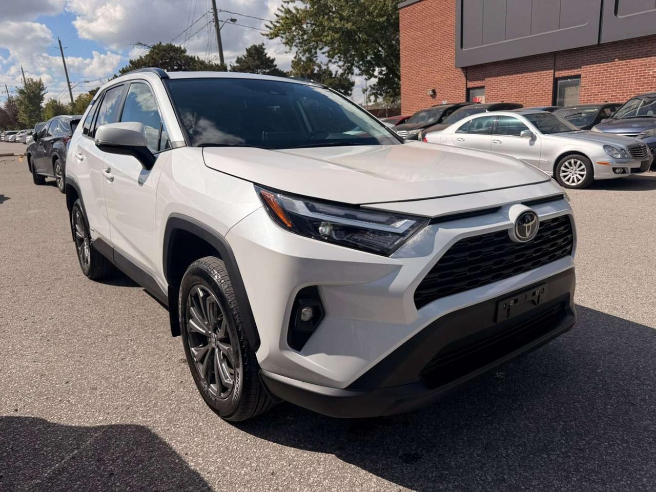 2025 Toyota RAV4 Hybrid XLE AWD PREMIUM, LEATHER, SUNROOF Photo