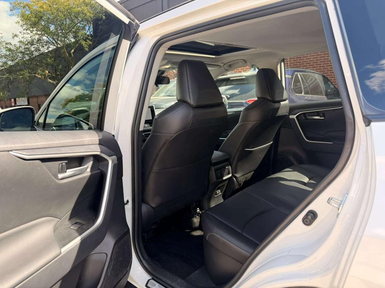 2025 Toyota RAV4 Hybrid XLE AWD PREMIUM, LEATHER, SUNROOF Photo