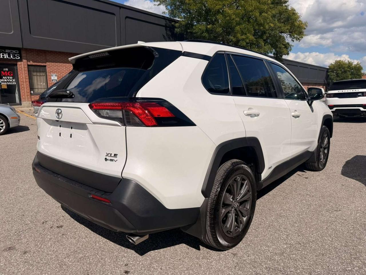2025 Toyota RAV4 Hybrid XLE AWD PREMIUM, LEATHER, SUNROOF Photo