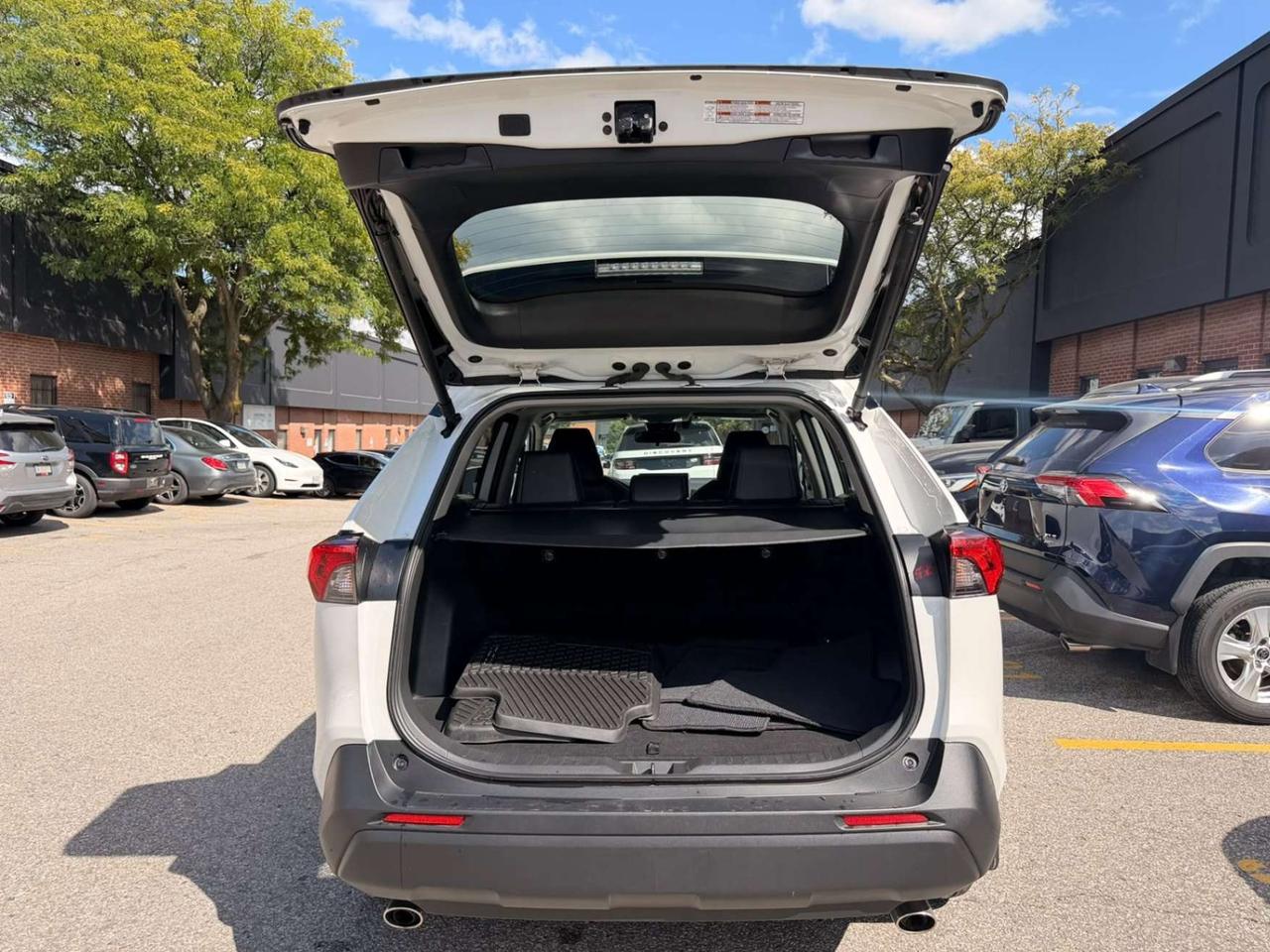 2025 Toyota RAV4 Hybrid XLE AWD PREMIUM, LEATHER, SUNROOF Photo