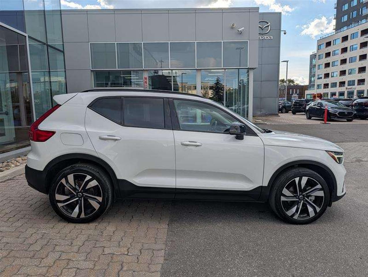 2024 Volvo XC40 B5 Ultimate   AWD   H/K Audio   360 Photo5
