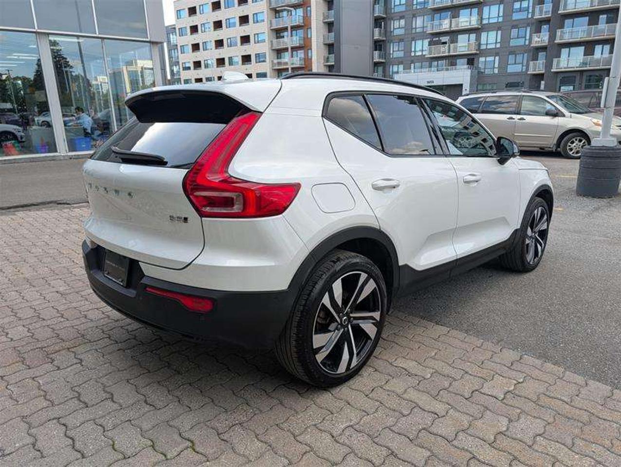 2024 Volvo XC40 B5 Ultimate   AWD   H/K Audio   360 Photo
