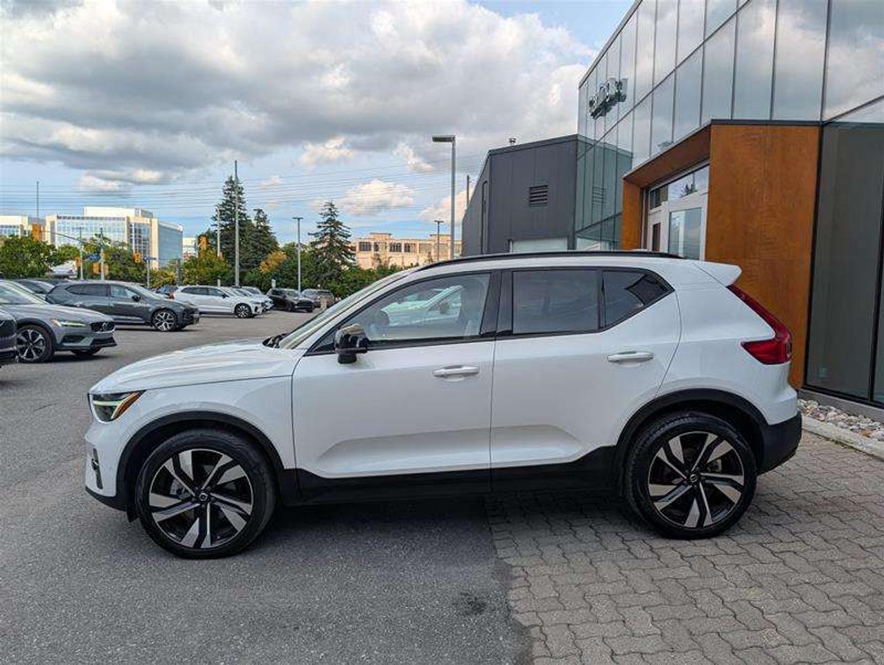 2024 Volvo XC40 B5 Ultimate   AWD   H/K Audio   360 Photo