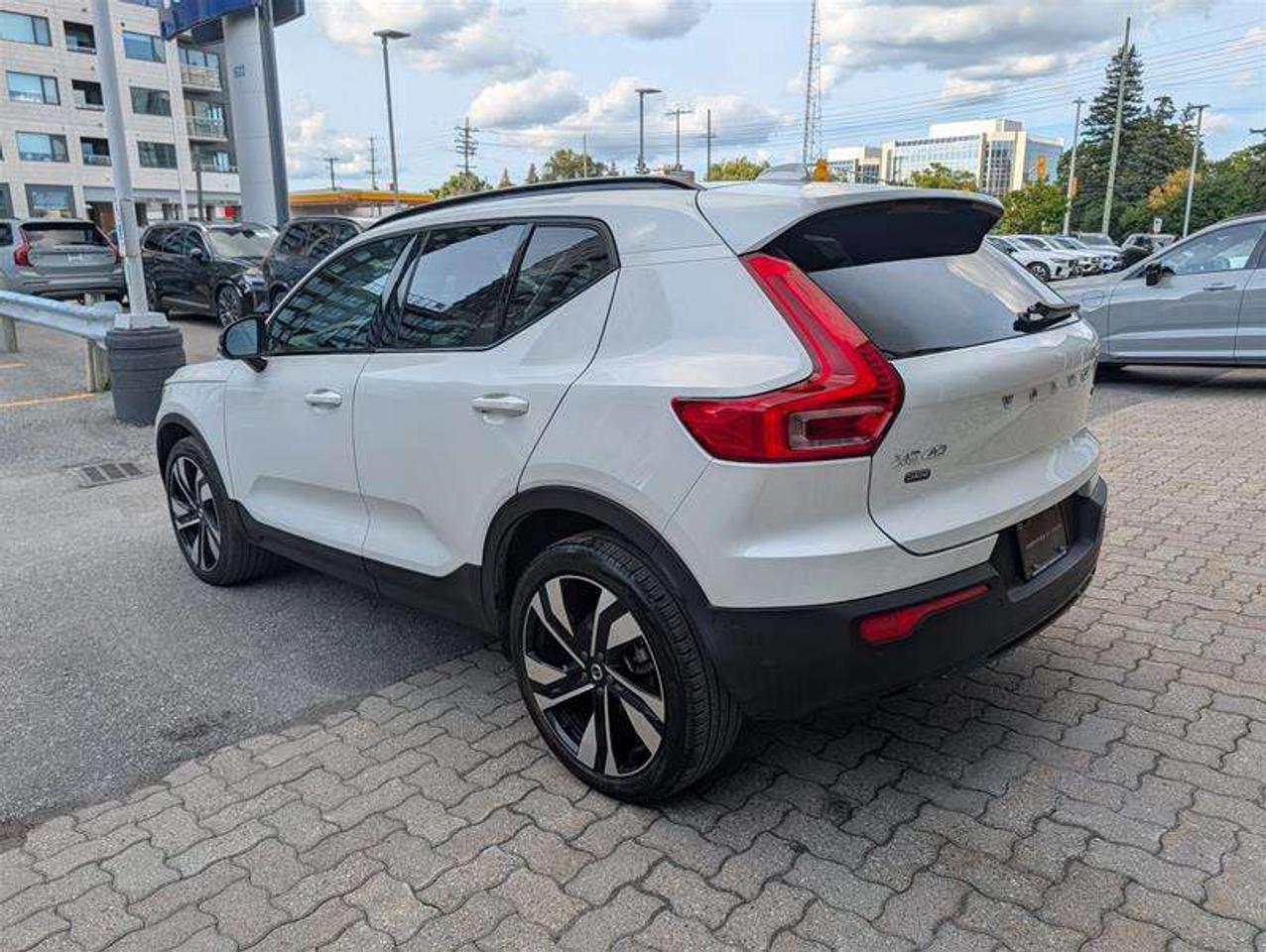 2024 Volvo XC40 B5 Ultimate   AWD   H/K Audio   360 Photo