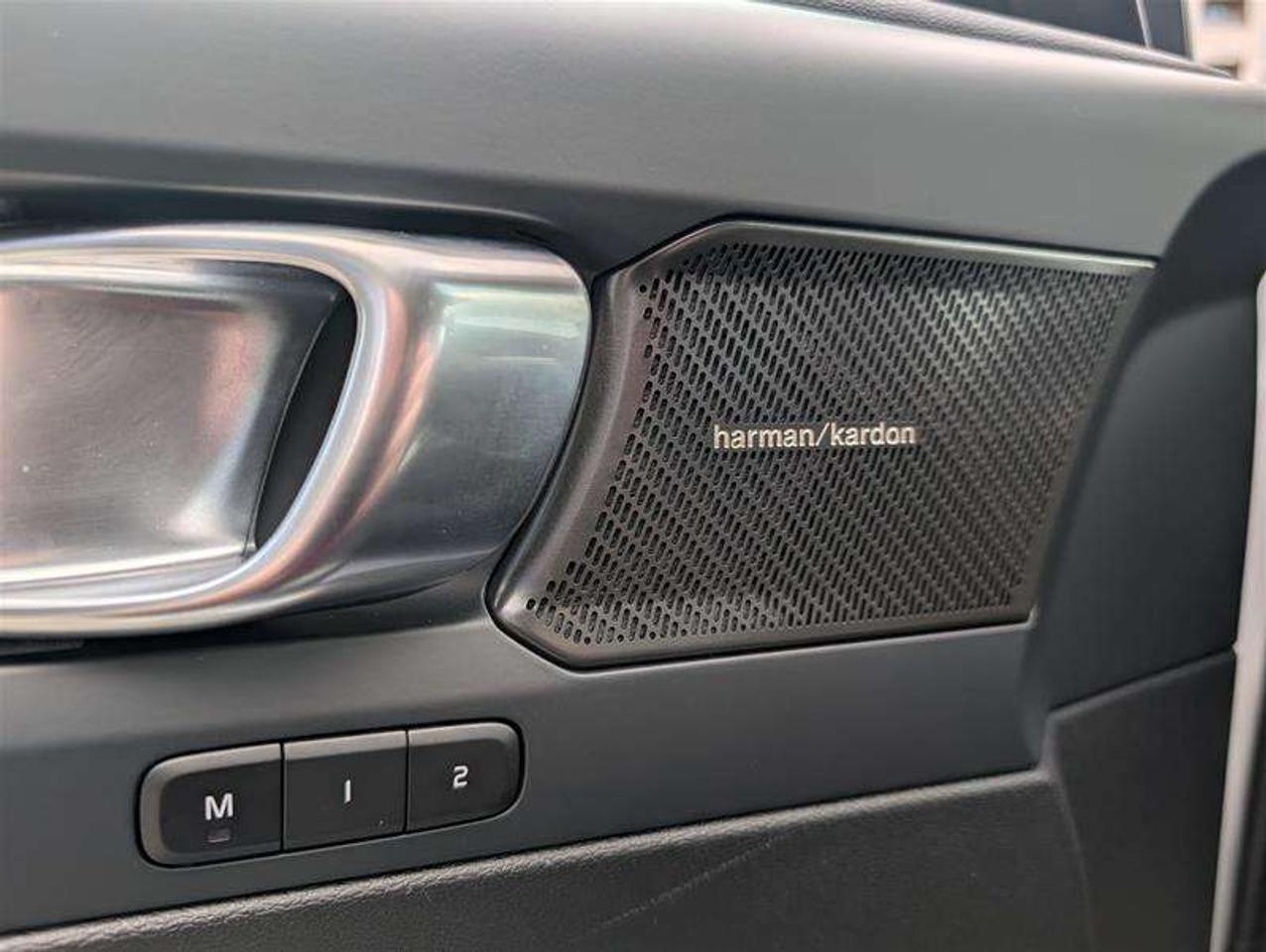 2024 Volvo XC40 B5 Ultimate   AWD   H/K Audio   360 Photo
