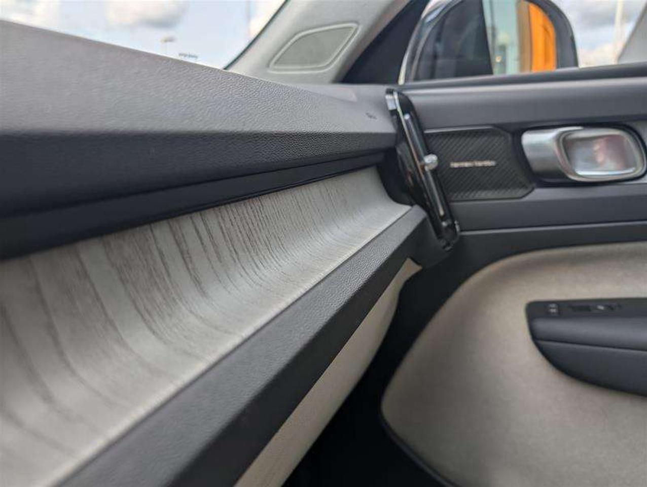 2024 Volvo XC40 B5 Ultimate   AWD   H/K Audio   360 Photo