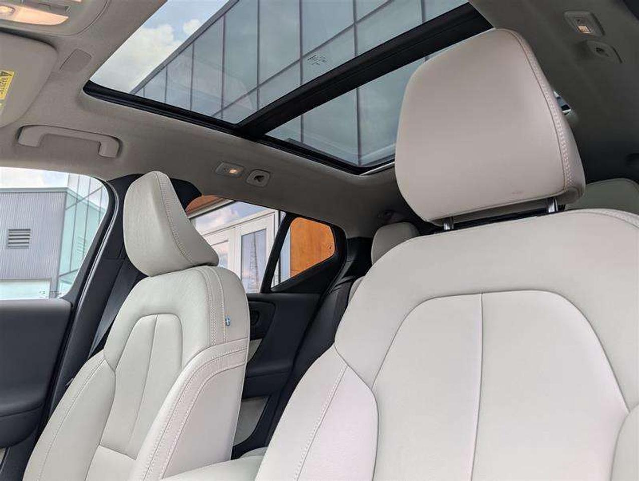 2024 Volvo XC40 B5 Ultimate   AWD   H/K Audio   360 Photo