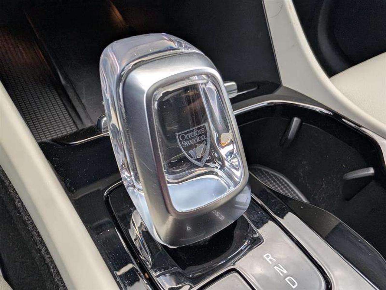 2024 Volvo XC40 B5 Ultimate   AWD   H/K Audio   360 Photo