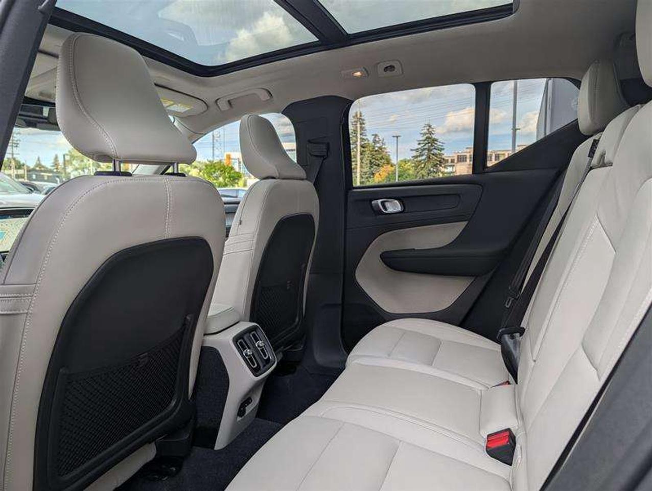 2024 Volvo XC40 B5 Ultimate   AWD   H/K Audio   360 Photo