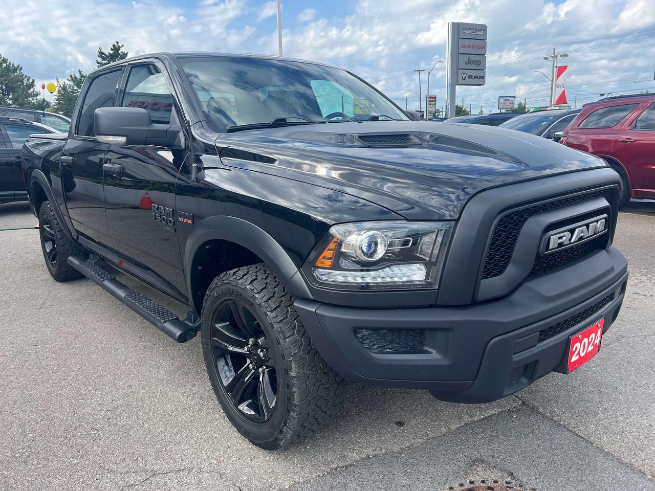 2024 RAM 1500 Warlock Crew 4X4 HEMI V8 *CLEAN CARFAX *LOW KMS Photo2