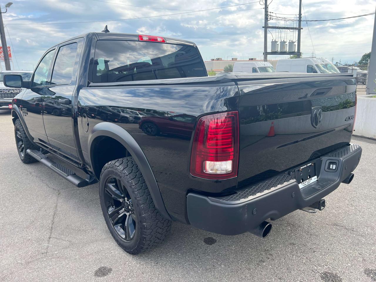 2024 RAM 1500 Warlock Crew 4X4 HEMI V8 *CLEAN CARFAX *LOW KMS Photo