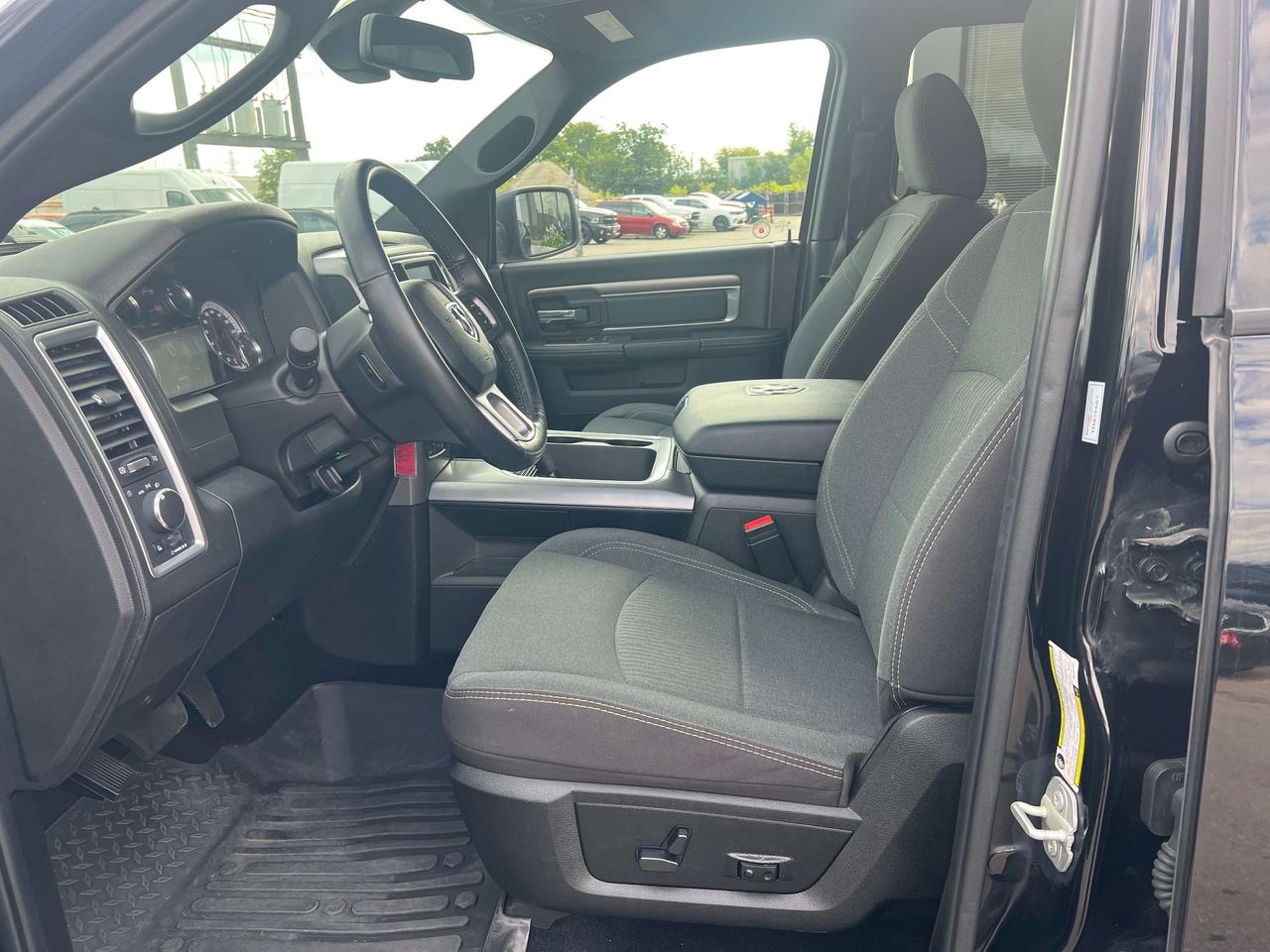 2024 RAM 1500 Warlock Crew 4X4 HEMI V8 *CLEAN CARFAX *LOW KMS Photo