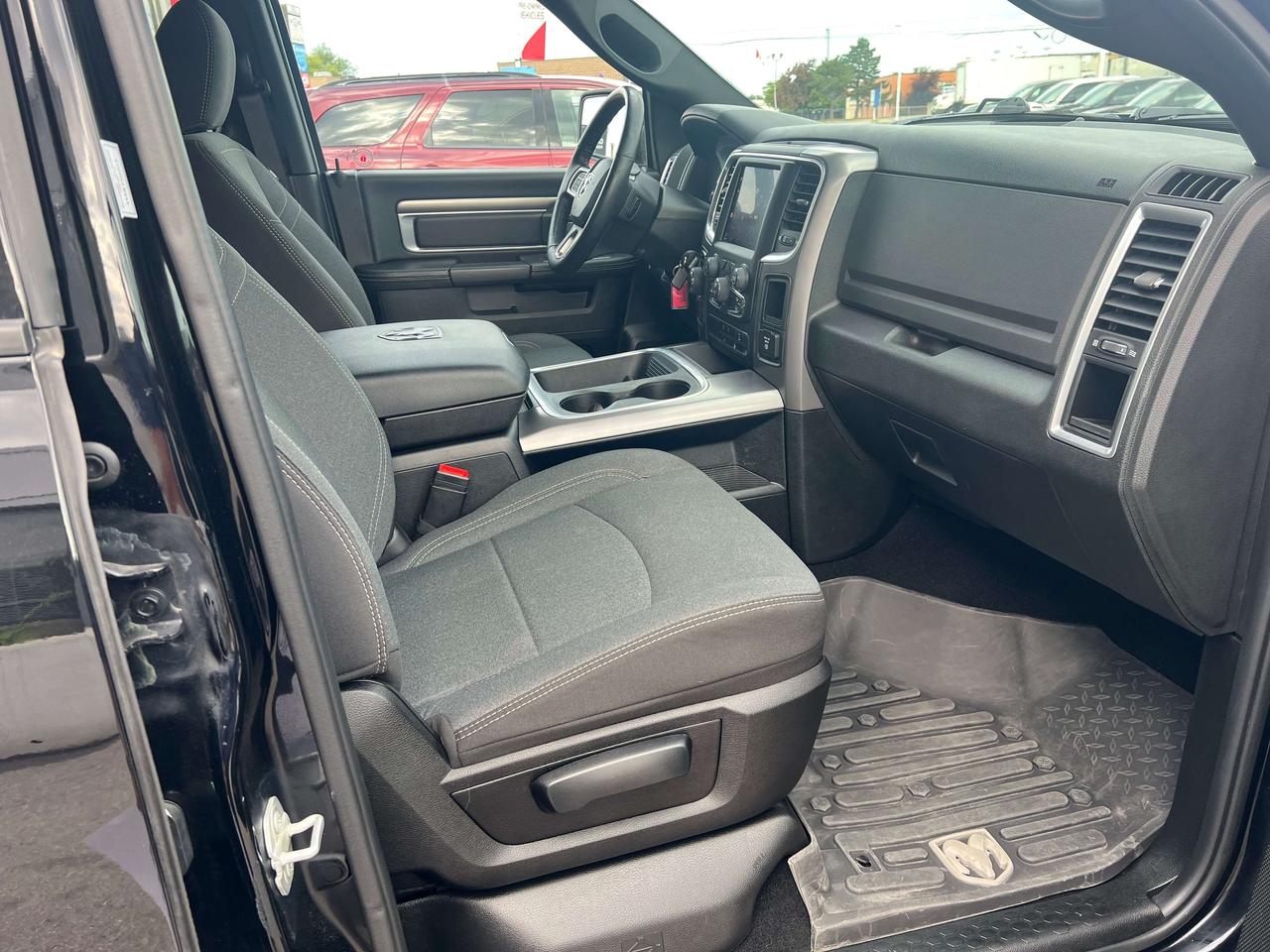 2024 RAM 1500 Warlock Crew 4X4 HEMI V8 *CLEAN CARFAX *LOW KMS Photo