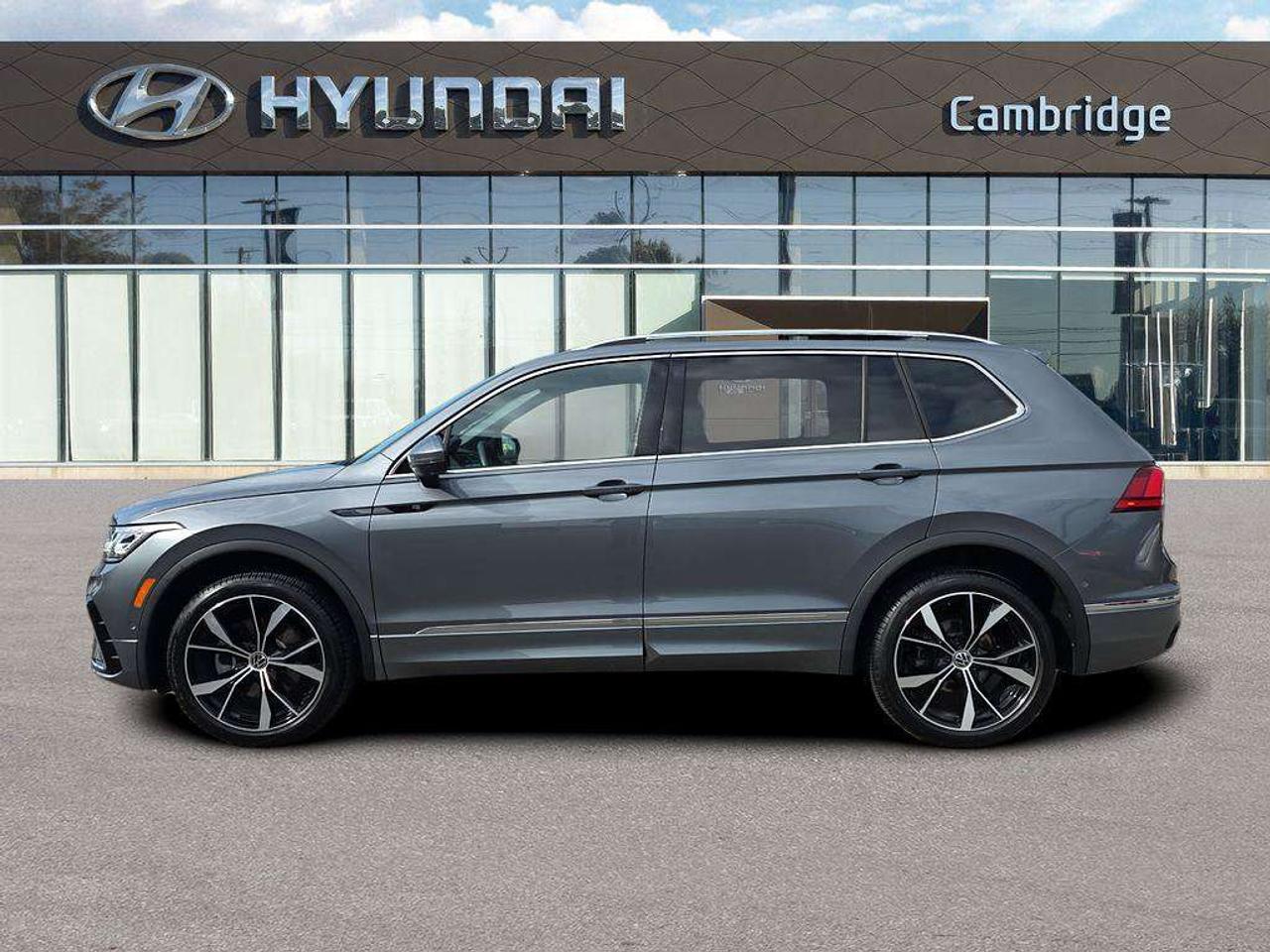 2024 Volkswagen Tiguan Highline R-Line   NO ACCIDENTS LEATHER PANOROOF Photo