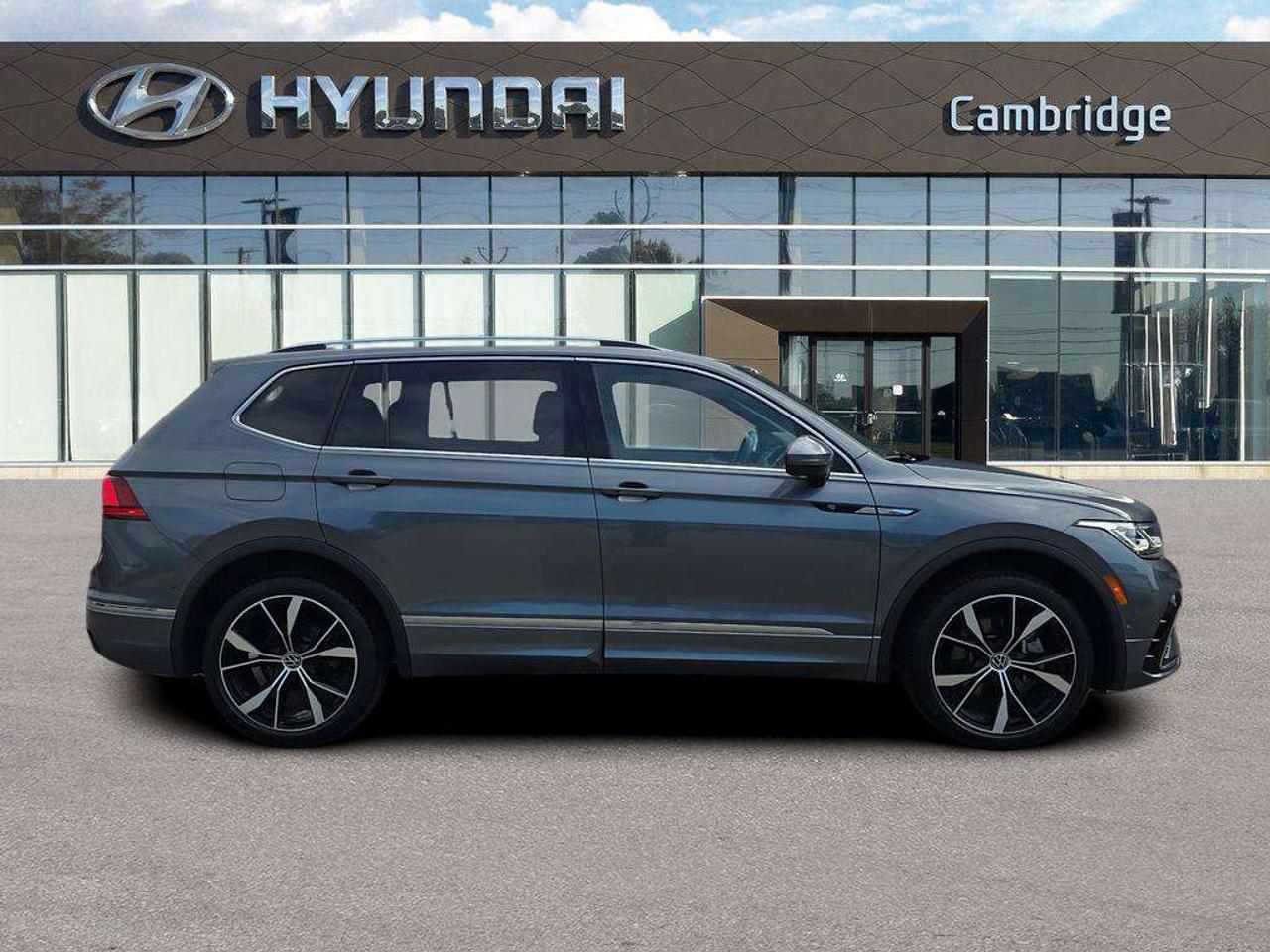 2024 Volkswagen Tiguan Highline R-Line   NO ACCIDENTS LEATHER PANOROOF Photo