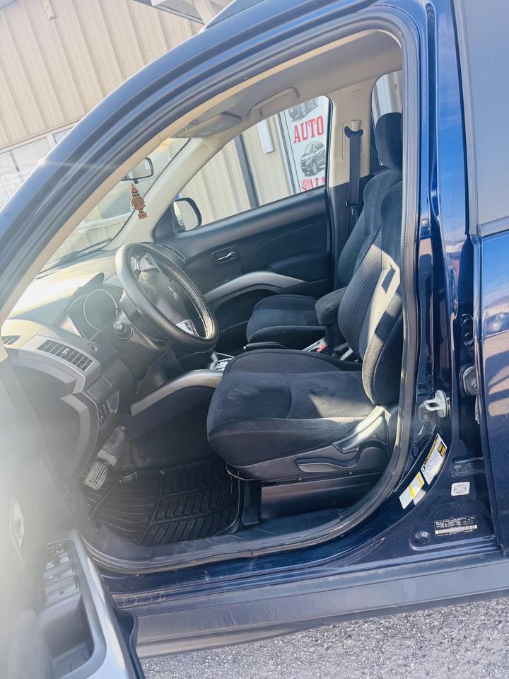 2013 Mitsubishi Outlander ES Photo4