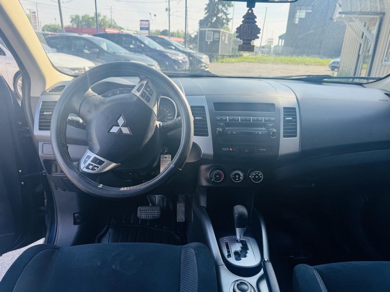 2013 Mitsubishi Outlander ES Photo