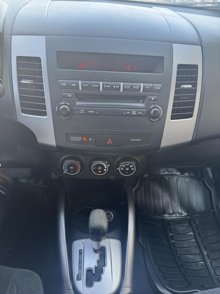 2013 Mitsubishi Outlander ES Photo