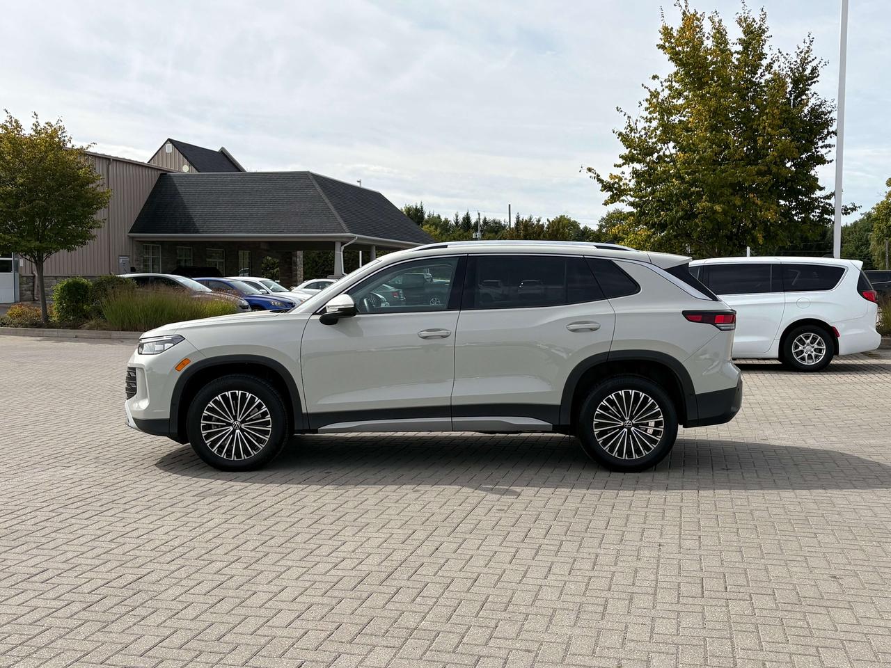 2026 Volkswagen Tiguan Comfortline 4MOTION  Heated Seats & Steering Wheel Photo