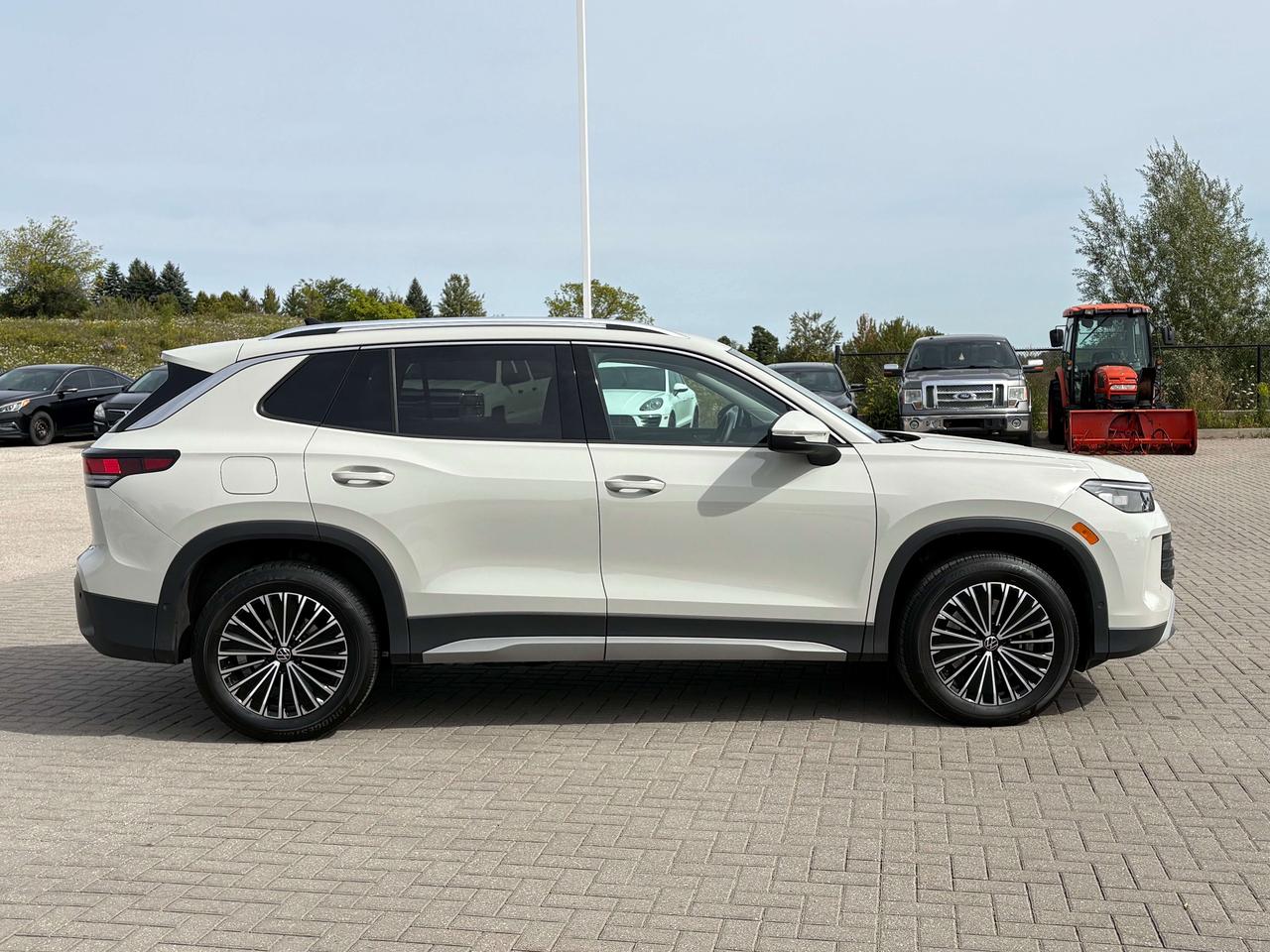 2026 Volkswagen Tiguan Comfortline 4MOTION  Heated Seats & Steering Wheel Photo