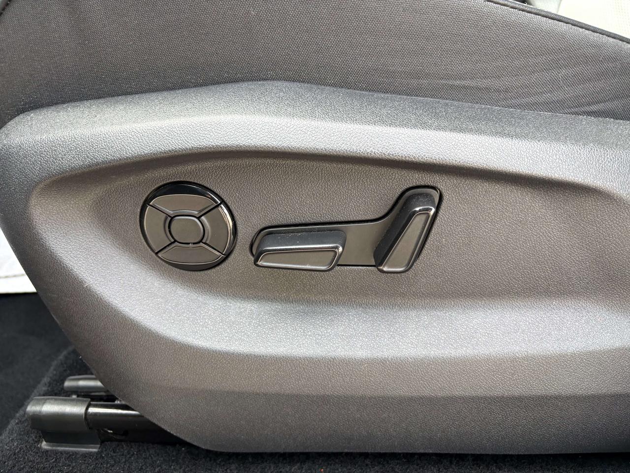 2026 Volkswagen Tiguan Comfortline 4MOTION  Heated Seats & Steering Wheel Photo