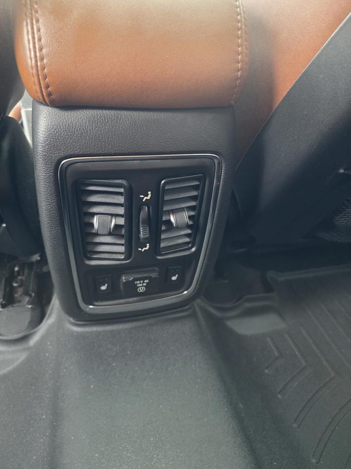 2012 Jeep Grand Cherokee Overland Photo