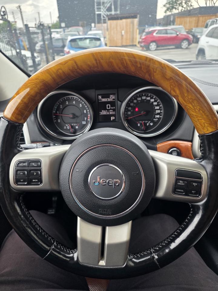 2012 Jeep Grand Cherokee Overland Photo