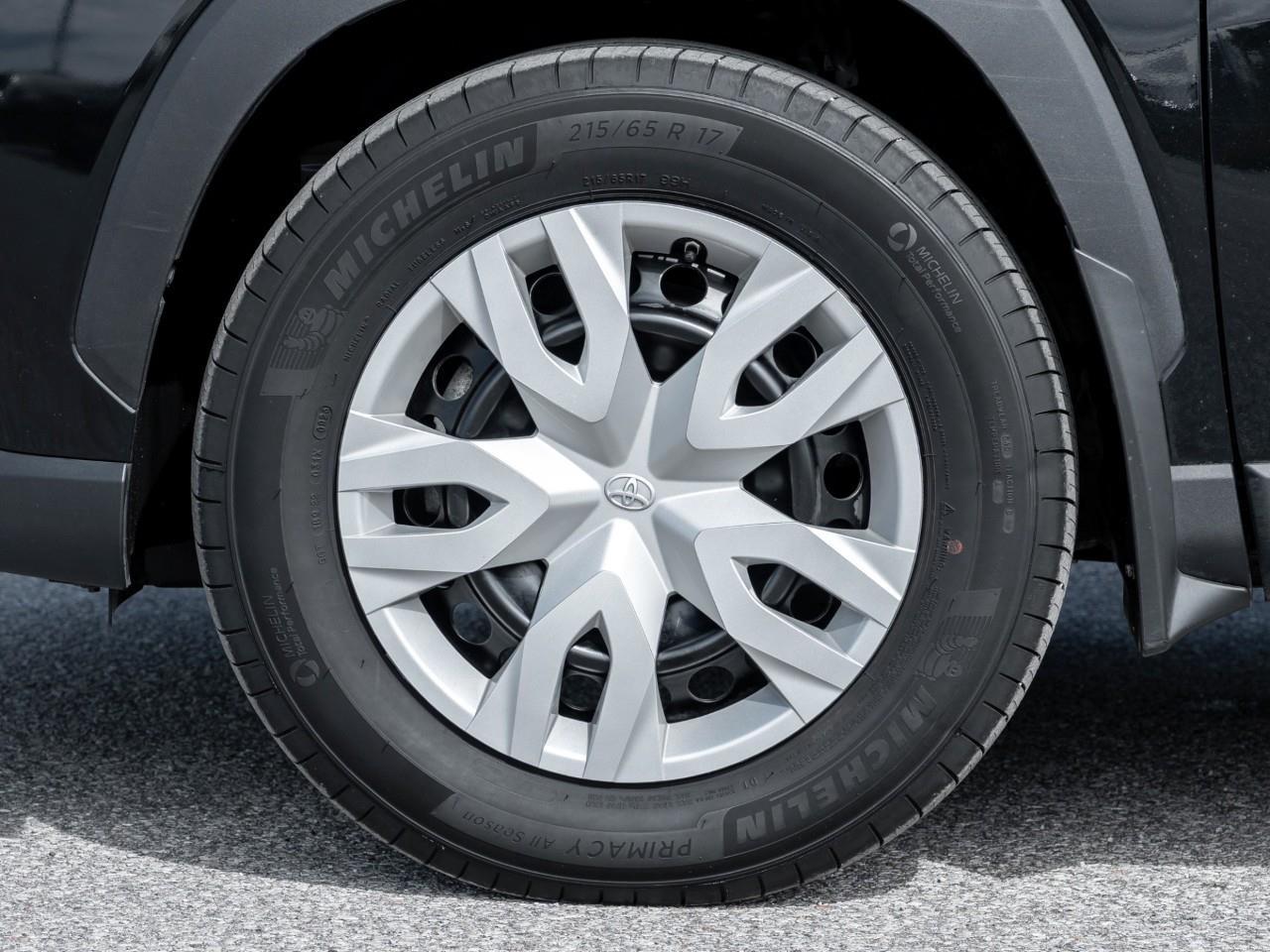 2023 Toyota Corolla Cross L 4dr Front-Wheel Drive Photo4