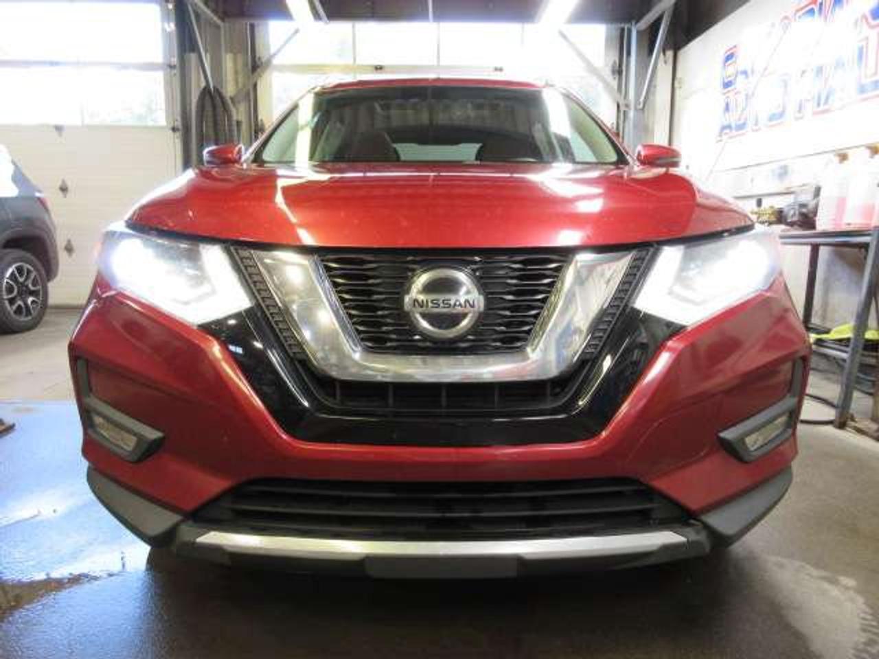 2018 Nissan Rogue SL AWD, NAV, ROOF, LEATHER, APPLE/ANDROID, 104K! Photo