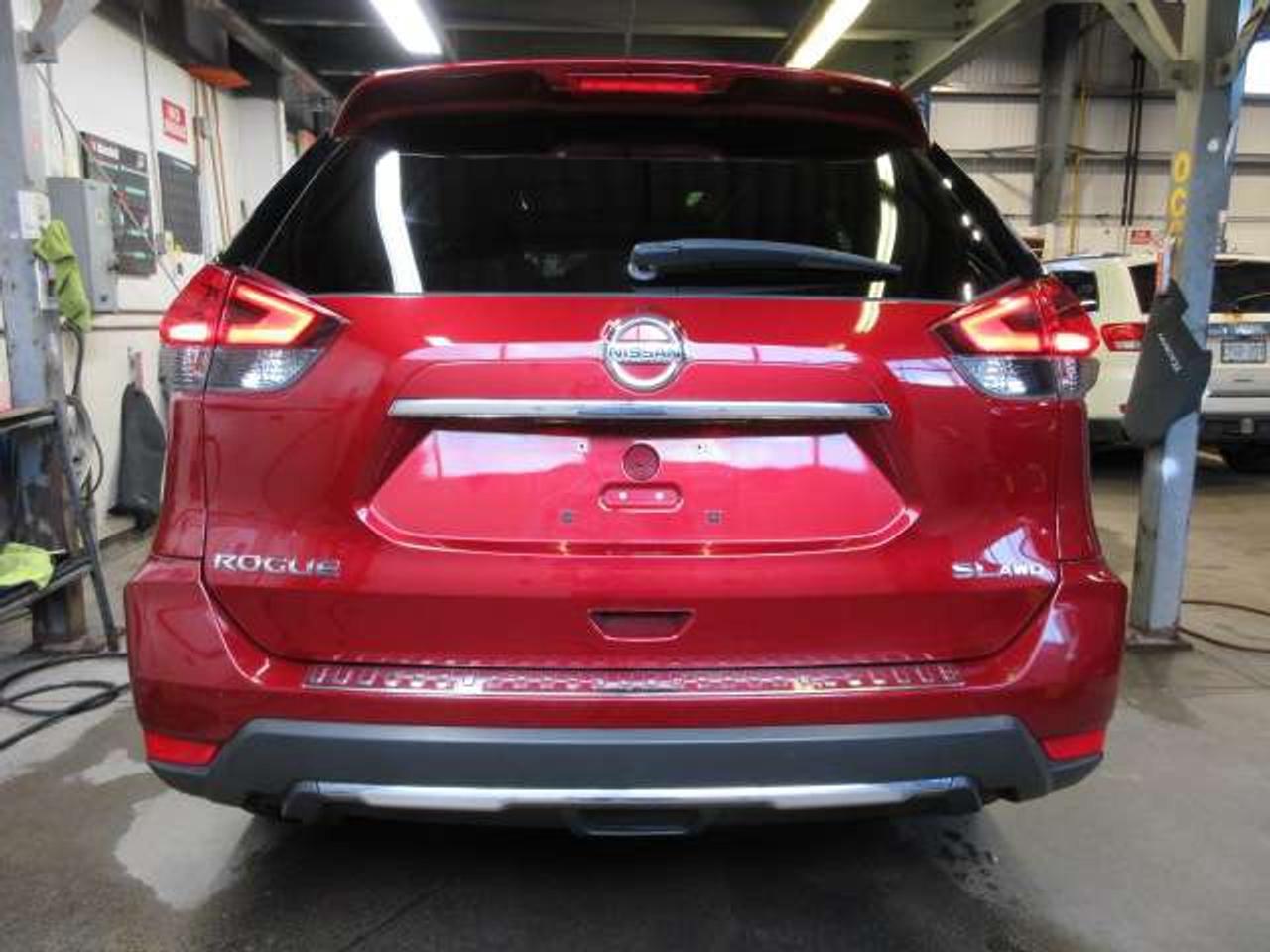 2018 Nissan Rogue SL AWD, NAV, ROOF, LEATHER, APPLE/ANDROID, 104K! Photo
