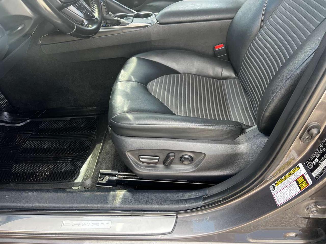 2021 Toyota Camry SE Photo