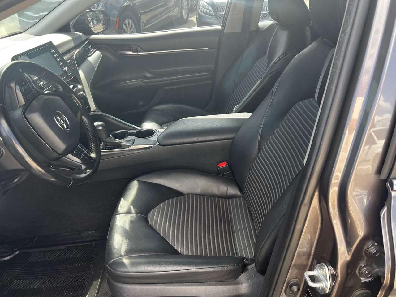 2021 Toyota Camry SE Photo