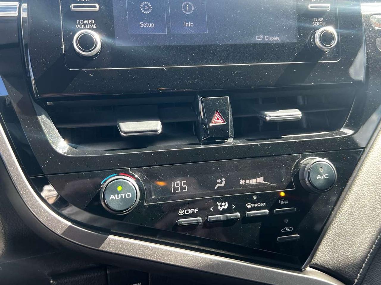 2021 Toyota Camry SE Photo