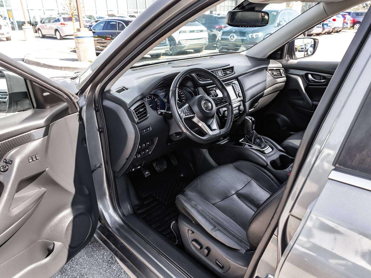 2017 Nissan Rogue SL AWD PLATINUM  ROOF  LEATHER  NAVI Photo