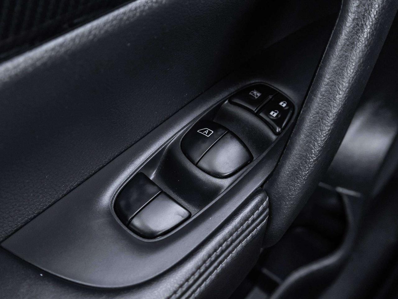 2017 Nissan Rogue SL AWD PLATINUM  ROOF  LEATHER  NAVI Photo