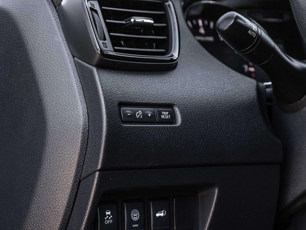 2017 Nissan Rogue SL AWD PLATINUM  ROOF  LEATHER  NAVI Photo