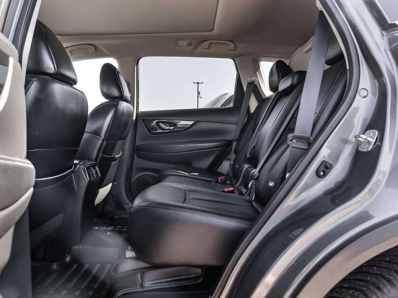 2017 Nissan Rogue SL AWD PLATINUM  ROOF  LEATHER  NAVI Photo