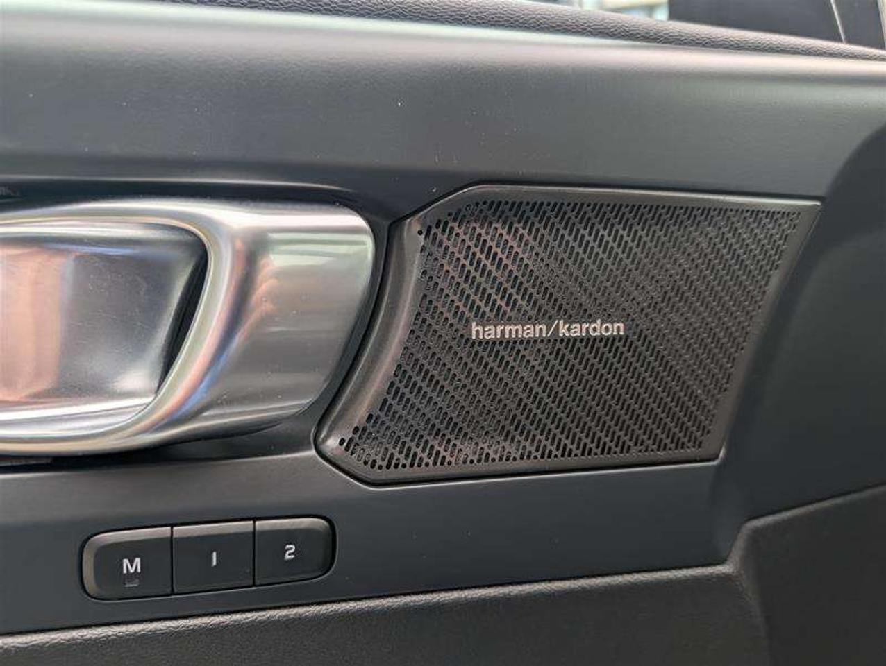 2024 Volvo XC40 B5 Ultimate   H/K Audio   Low KM   Clean Photo