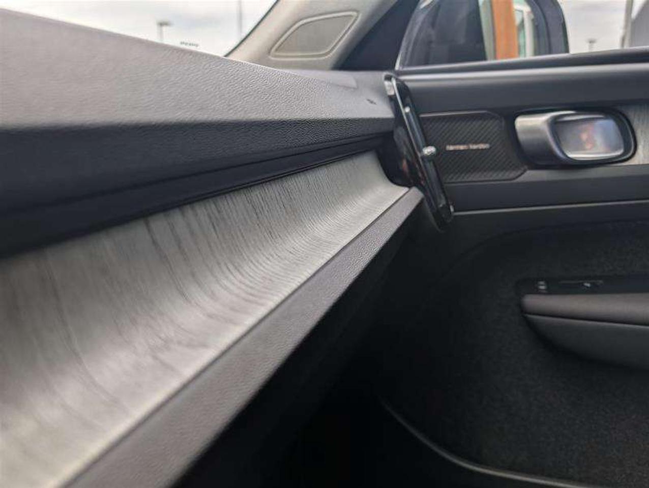 2024 Volvo XC40 B5 Ultimate   H/K Audio   Low KM   Clean Photo