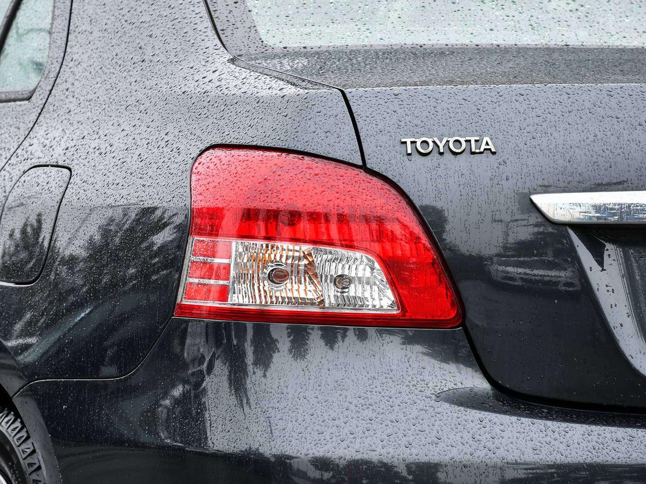 2007 Toyota Yaris 1 OWNER   CLEAN CARFAX   GREAT ON GAS   SOLD ASIS Photo