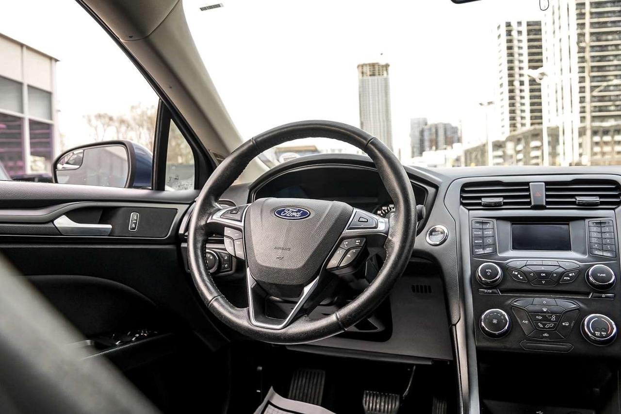 2018 Ford Fusion SE FWD Photo
