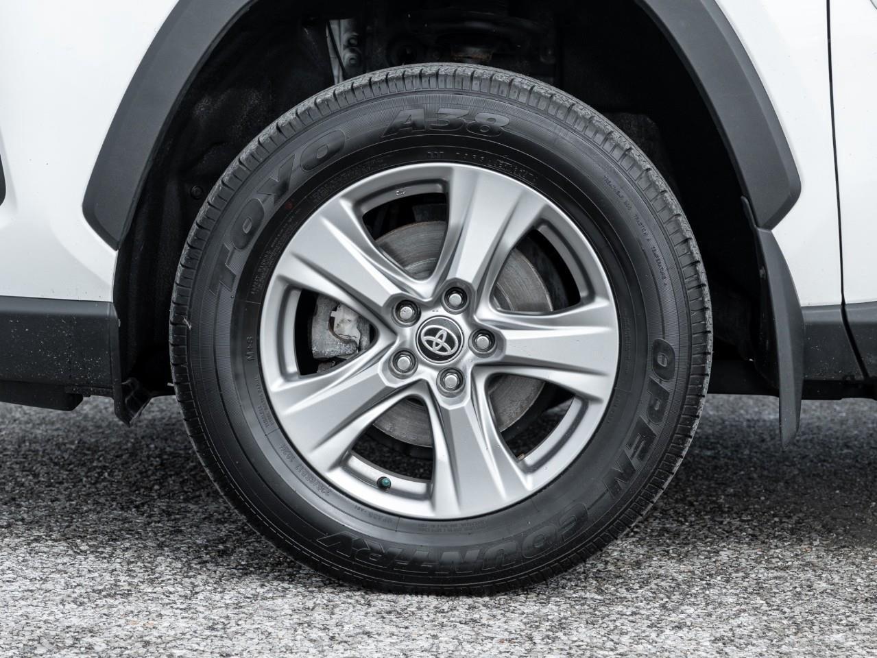 2024 Toyota RAV4 XLE 4dr All-wheel Drive Photo4