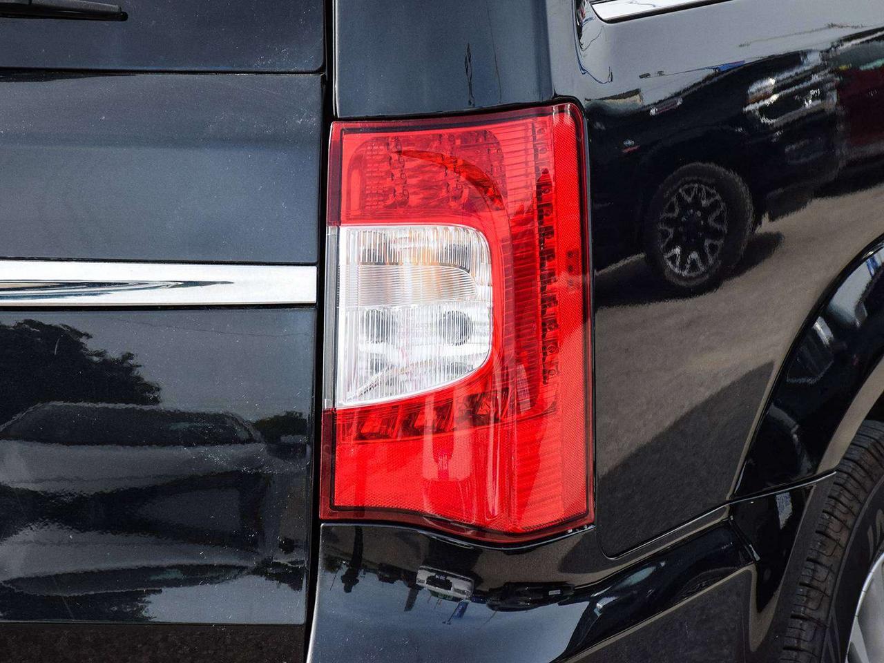 2016 Chrysler Town & Country Touring ~Nav ~Heated Leather ~Sunroof ~Camera Photo
