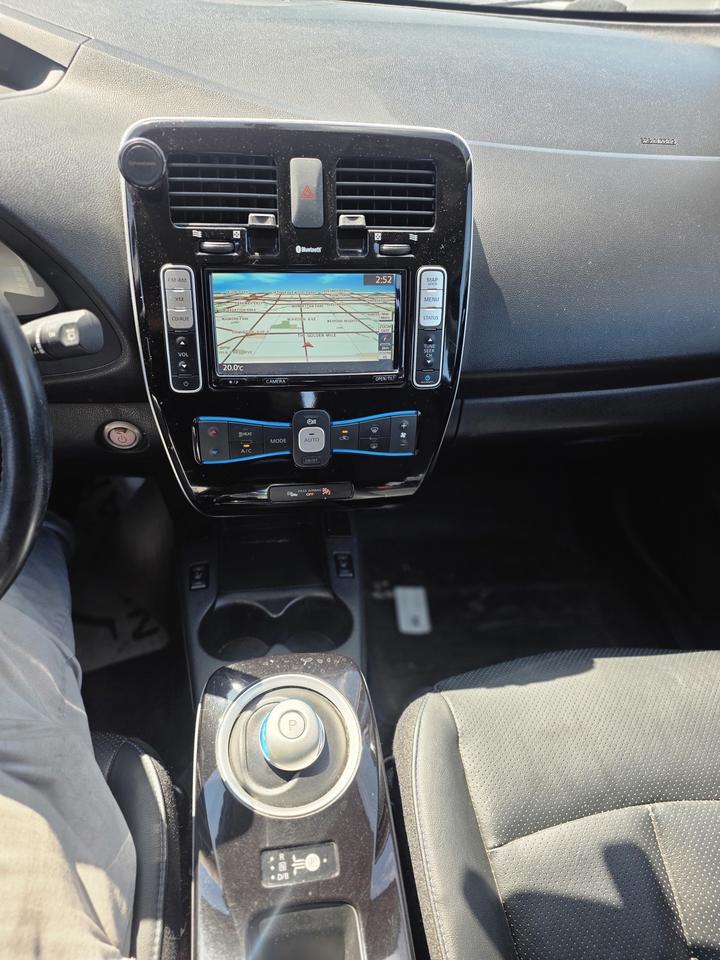 2015 Nissan Leaf SV Photo