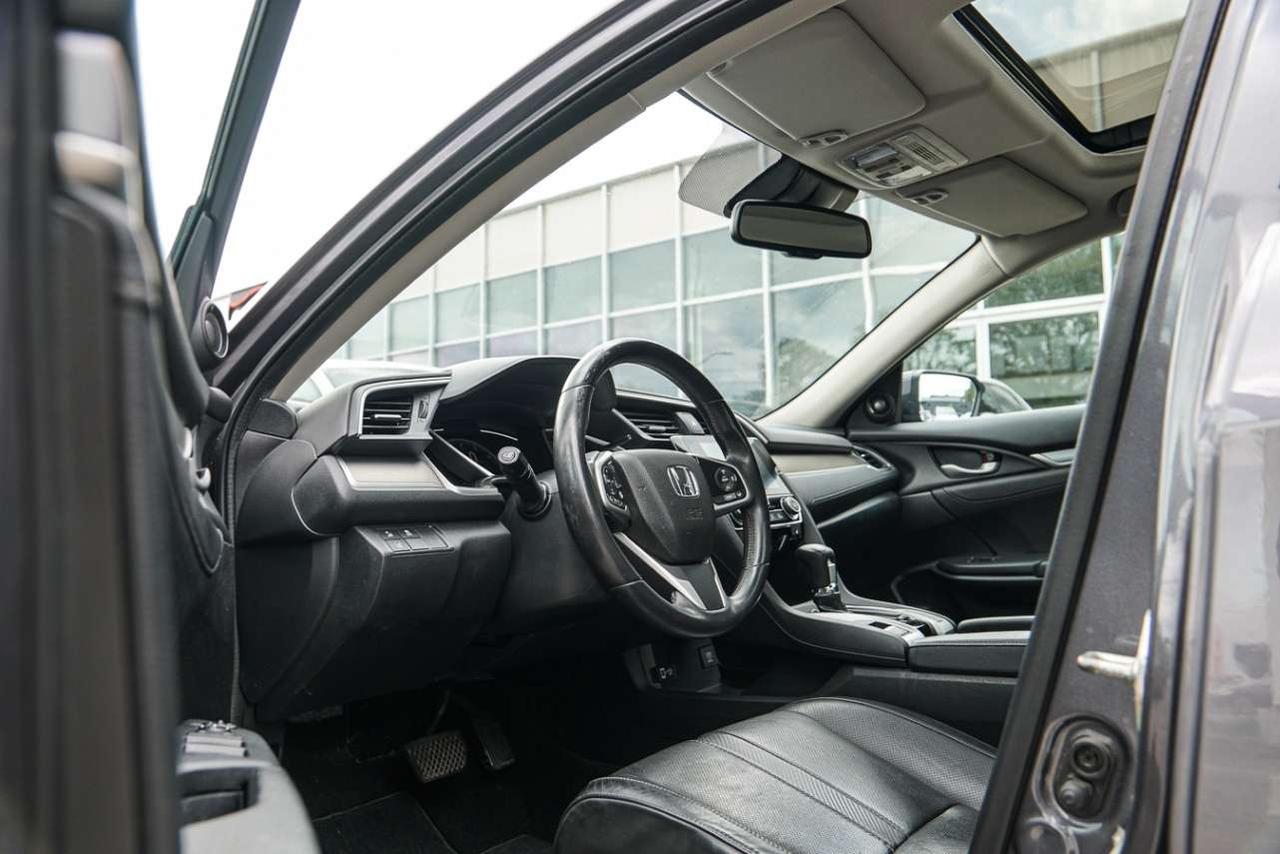 2017 Honda Civic 4dr CVT Touring Photo