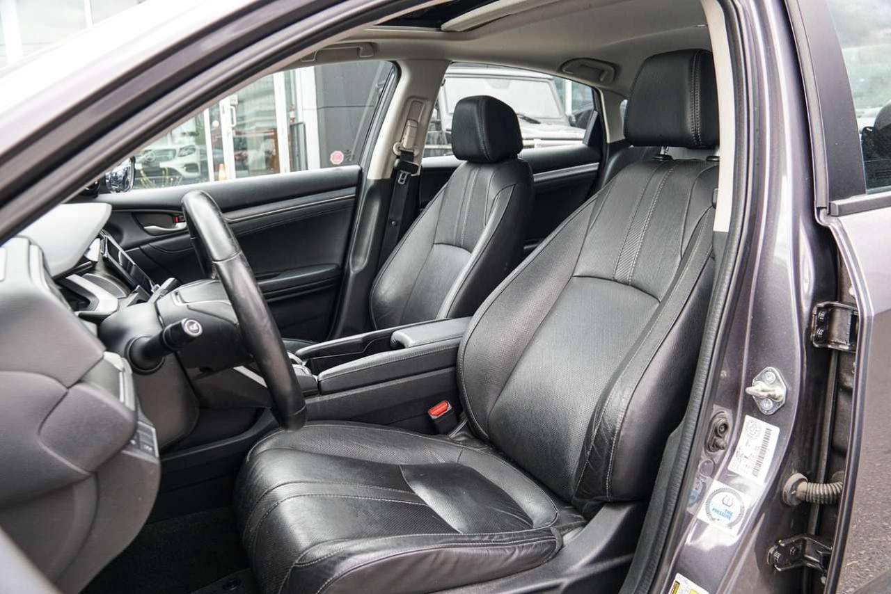 2017 Honda Civic 4dr CVT Touring Photo