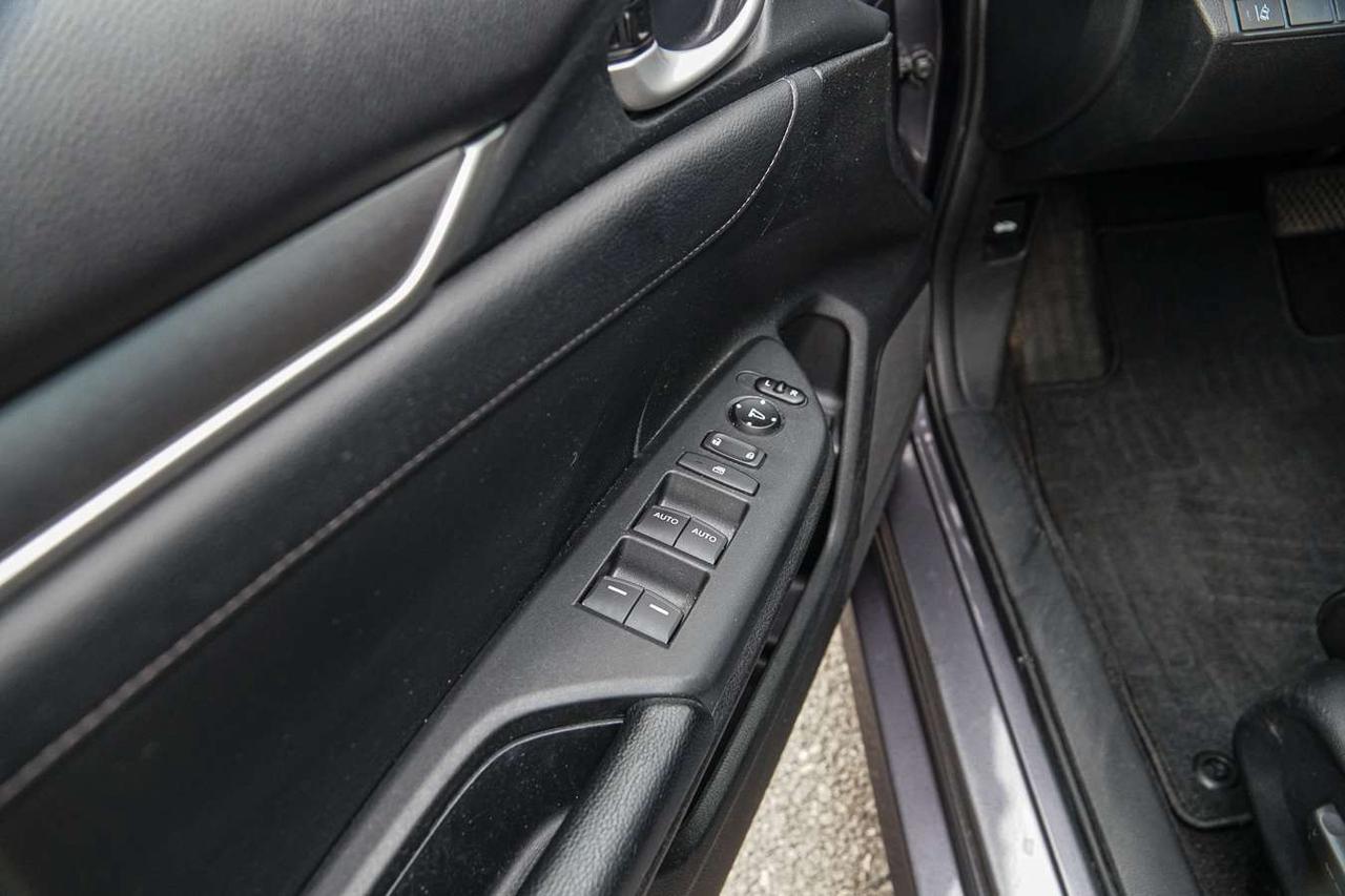 2017 Honda Civic 4dr CVT Touring Photo