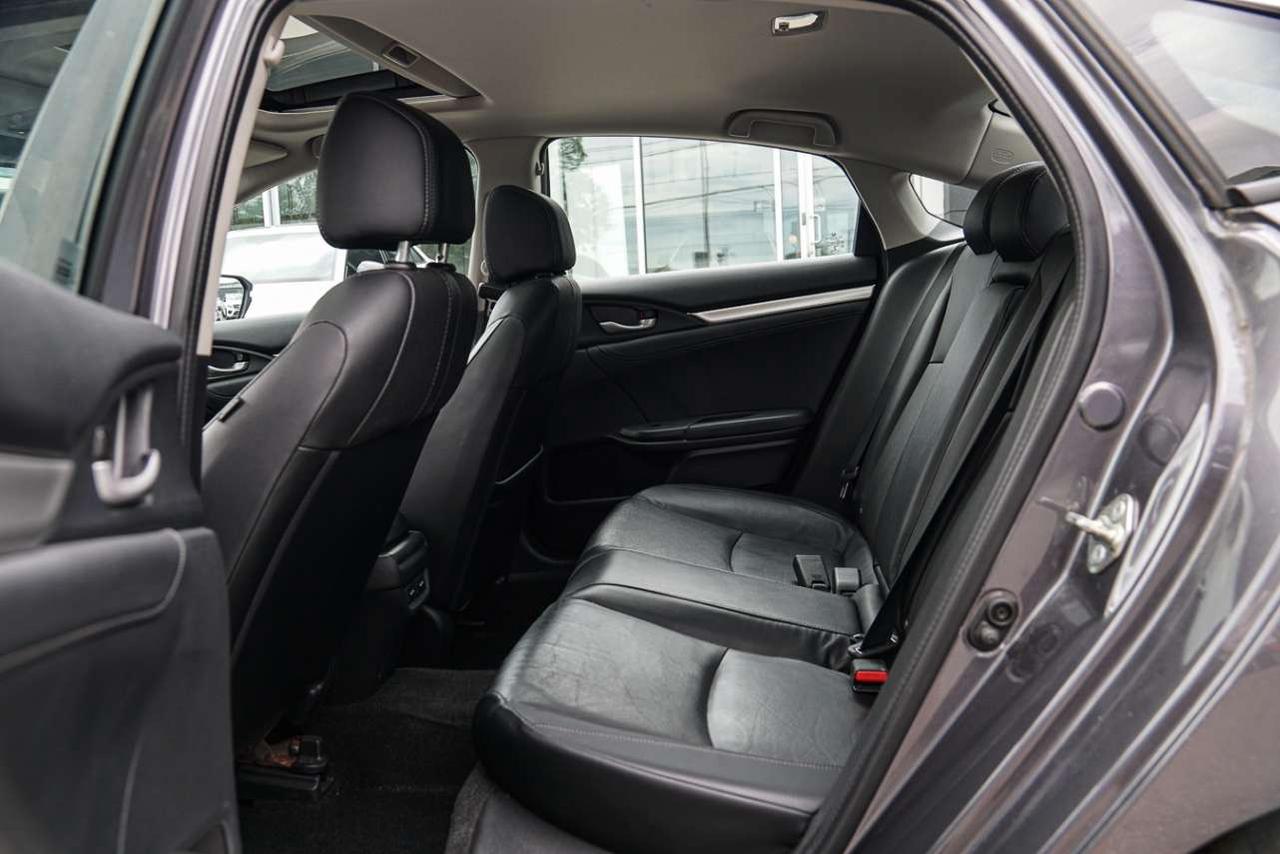 2017 Honda Civic 4dr CVT Touring Photo